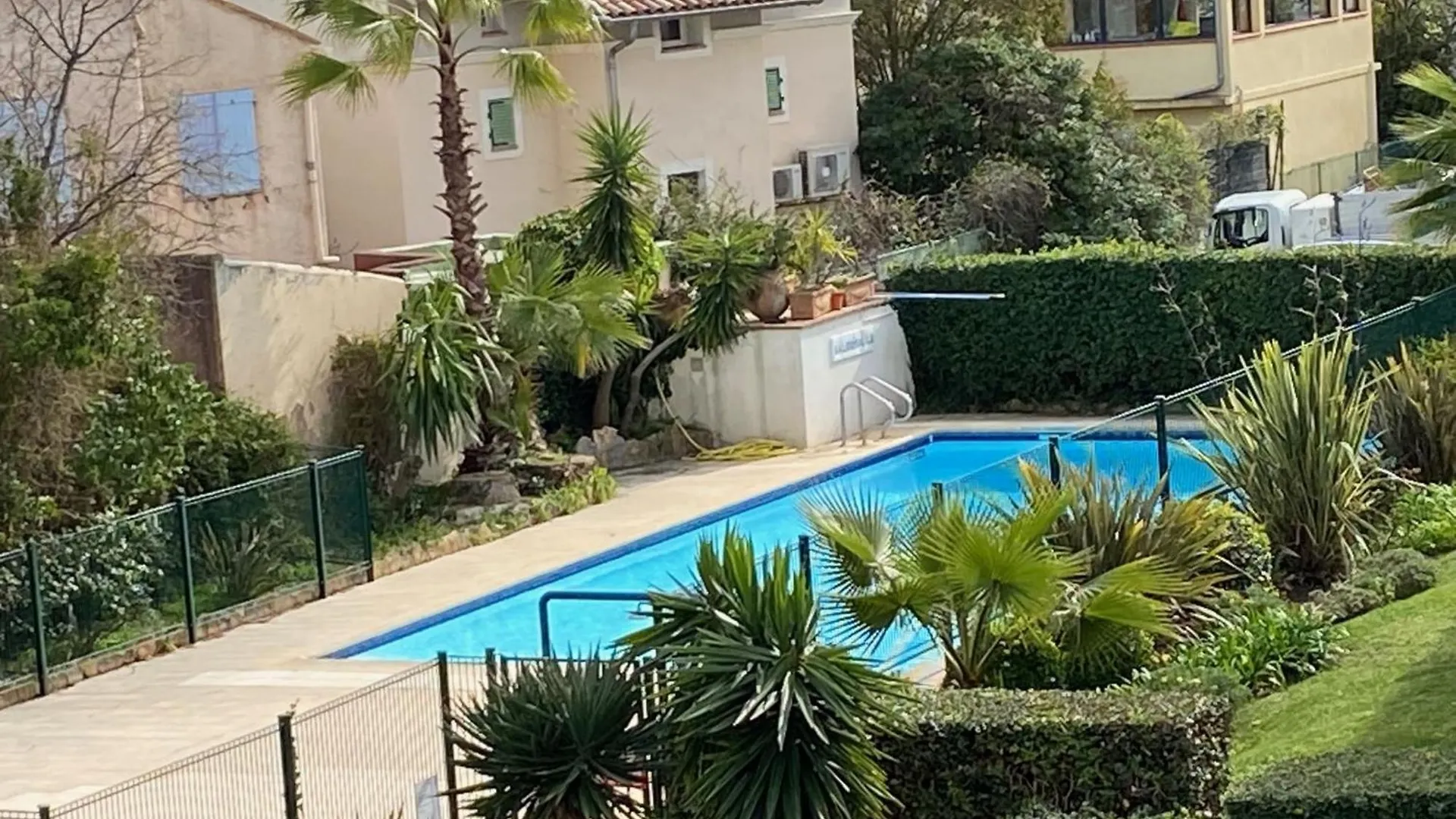Cosy Apartment 7 Minutes Walk From The Sea! contacts